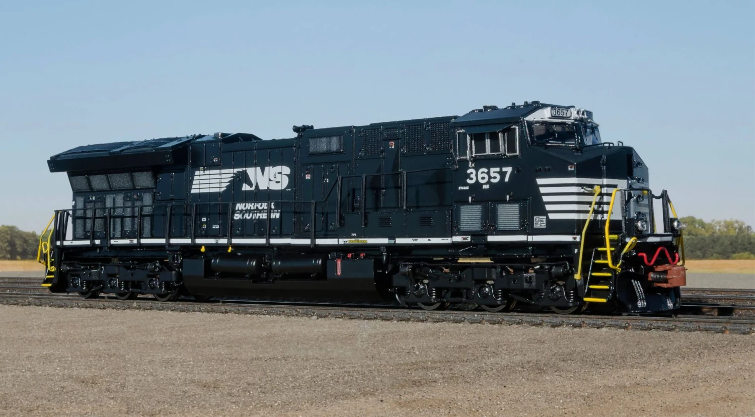 ScaleTrains Rivet 33658 N Scale GE ET44 Tier 4 Diesel "Horsehead" NS 3657 DCC & Sound 1 ScaleTrains Rivet 33658 N Scale GE ET44 Tier 4 Diesel "Horsehead" NS 3657 DCC & Sound